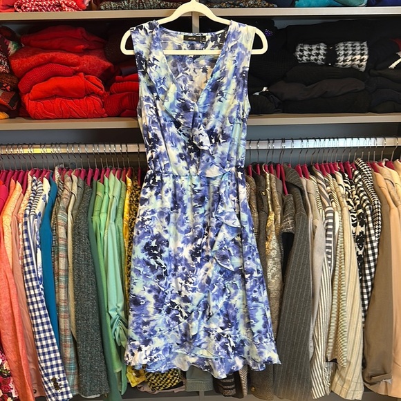 APT. 9 blue/white floral v neck sleeveless ruffled dress size M - Picture 1 of 3
